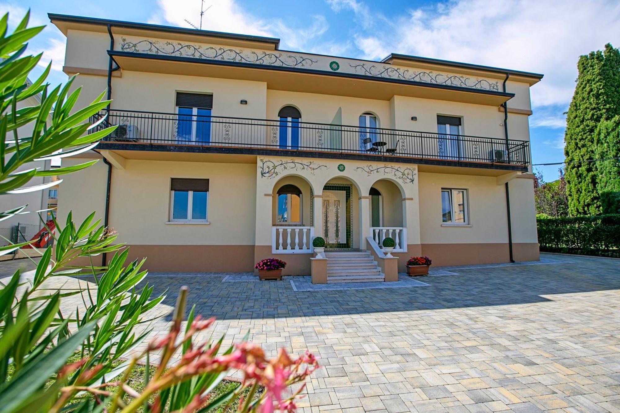 Villa Mimosa - Appartamento 2 - Happy Rentals Дезенцано-дель-Гарда Экстерьер фото