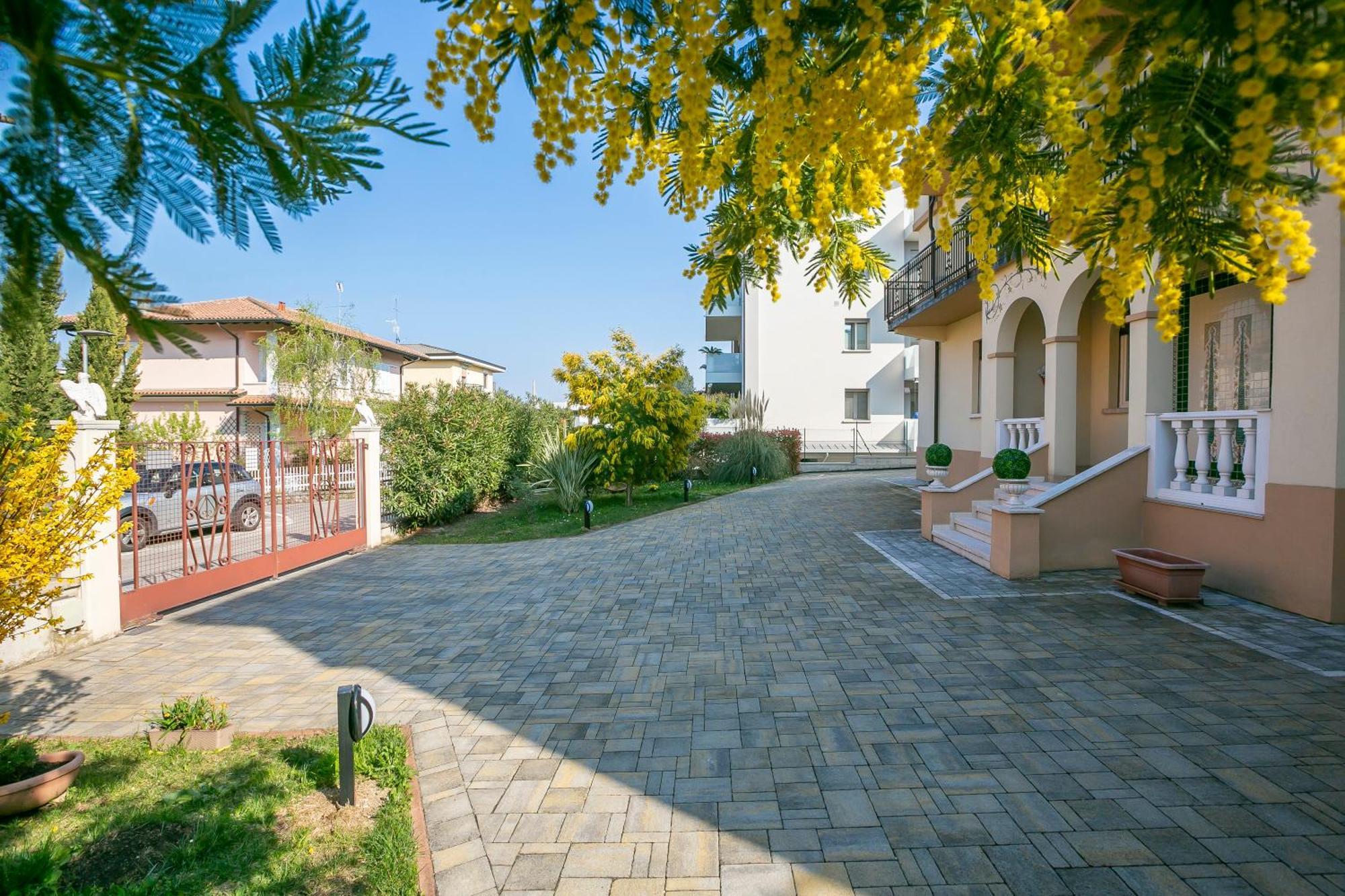 Villa Mimosa - Appartamento 2 - Happy Rentals Дезенцано-дель-Гарда Экстерьер фото